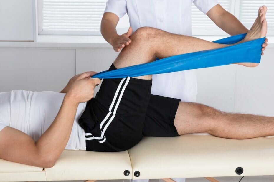 Людина і папка з документами на передньому плані